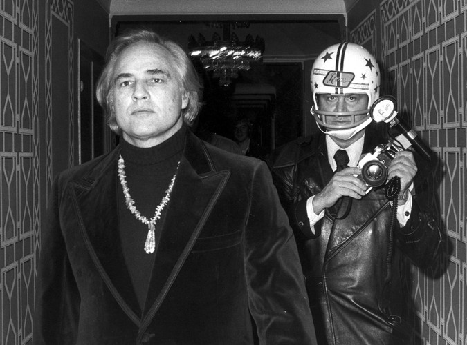 Opancerzony paparazzi Ron Galella jak cień podąża za Marlonem Brando, Nowy Jork 1974r.