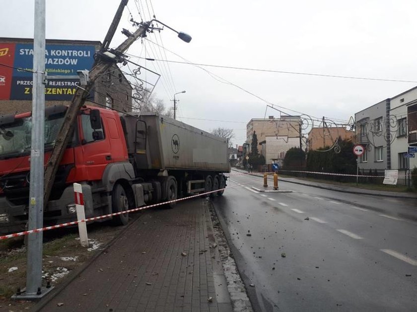 Autobus zmiótł przystanek. Wszystko przez oblodzenie drogi