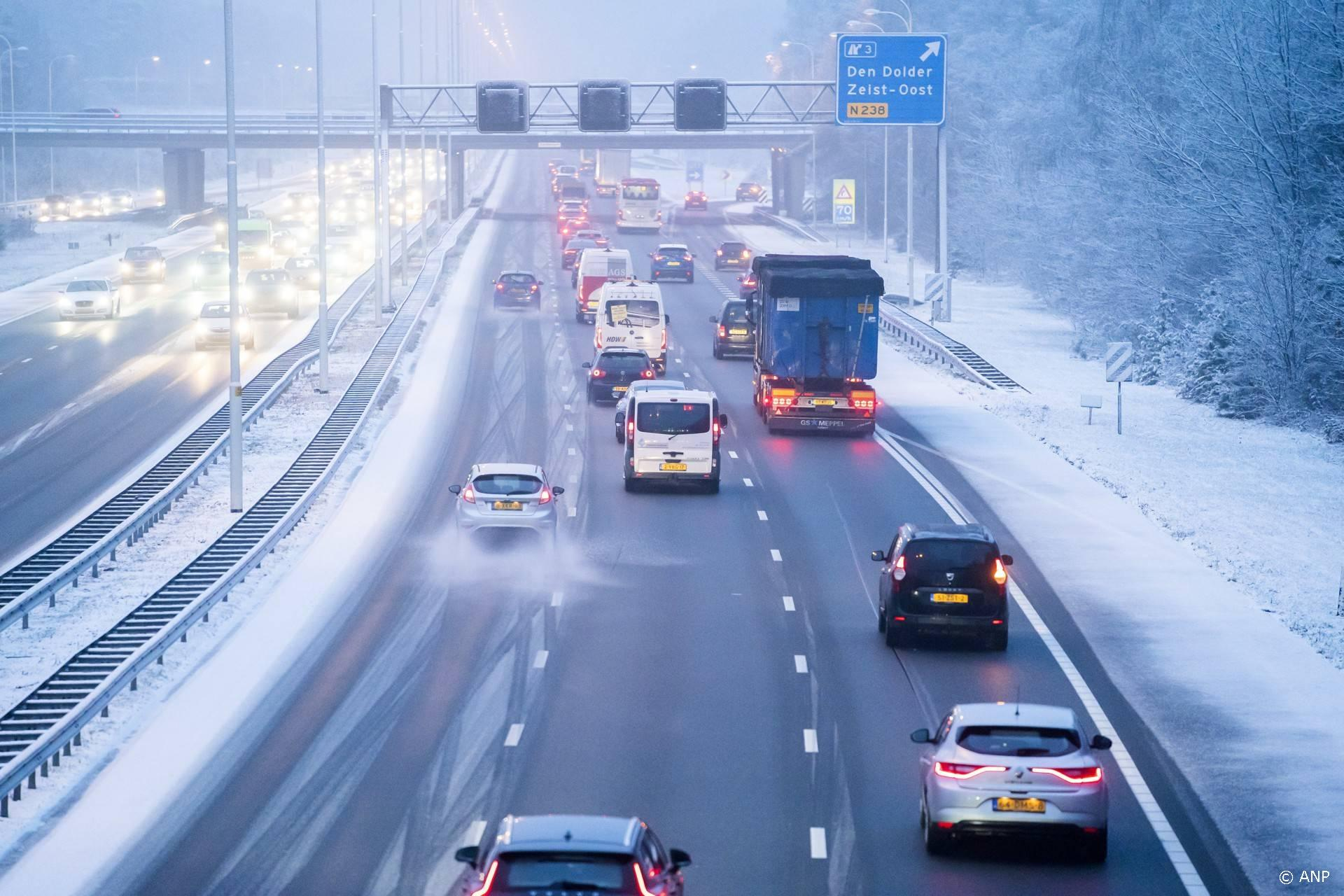 Winterchaos in Nederland: bijna 1.200 vluchten geschrapt, snelwegen vast