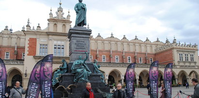 Postawili drugi pomnik Mickiewicza na Rynku Głównym. Jest taki sam, tylko mniejszy