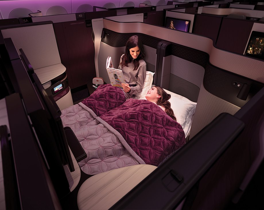 Qatar Airways chwali się, że po raz pierwszy w klasie biznes oferuje dwuosobową sypialnię.