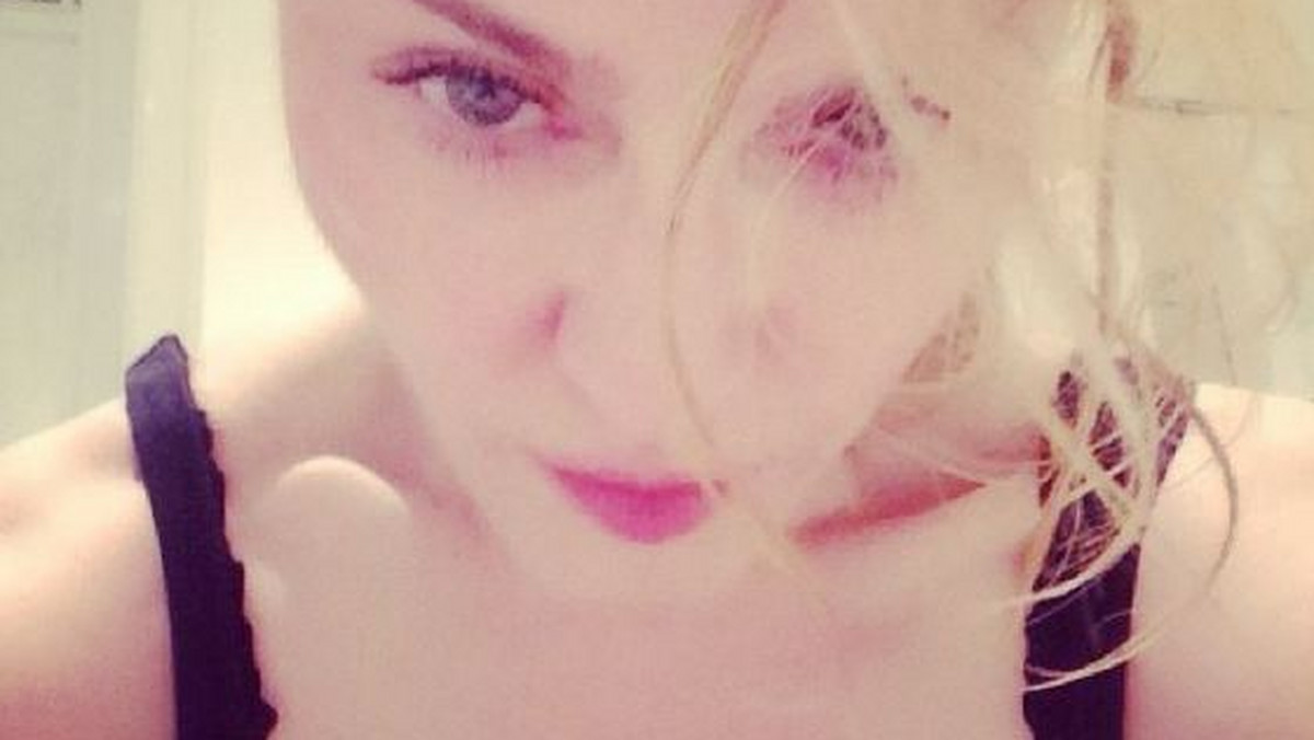 Madonna należy do gwiazd, które bardzo lubią promować się w mediach społecznościowych. Piosenkarka często wrzuca prywatne zdjęcia na swój profil na Instagramie, nie zważając zwykle na brak makijażu czy mało wyjściowe fryzury.