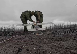 Ruska vojska priprema dron za napad na ukrajinske položaje na nepoznatoj lokaciji u Ukrajini 2. aprila