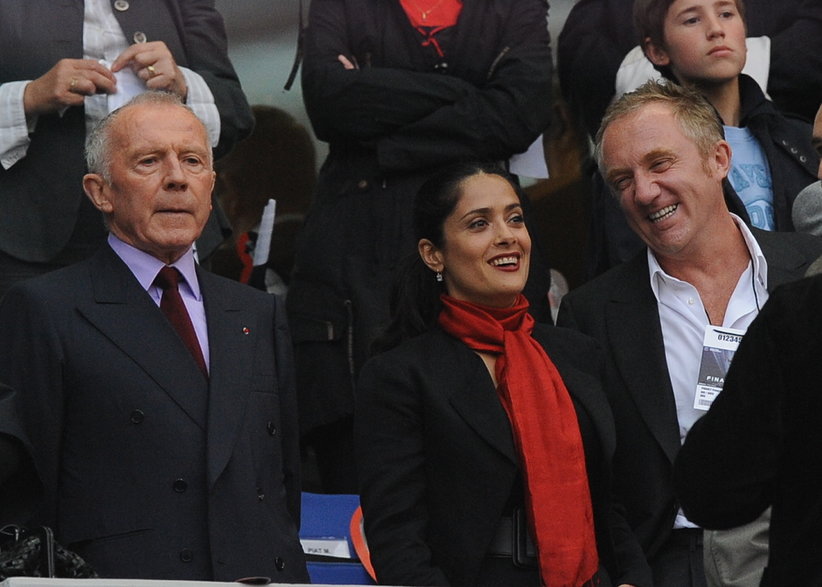 Salma Hayek z mężem i teściem podczas finałowego meczu Pucharu Francji pomiędzy Stade Rennes i En Avant Guingamp na stadionie Stade de France. 2009 r. 