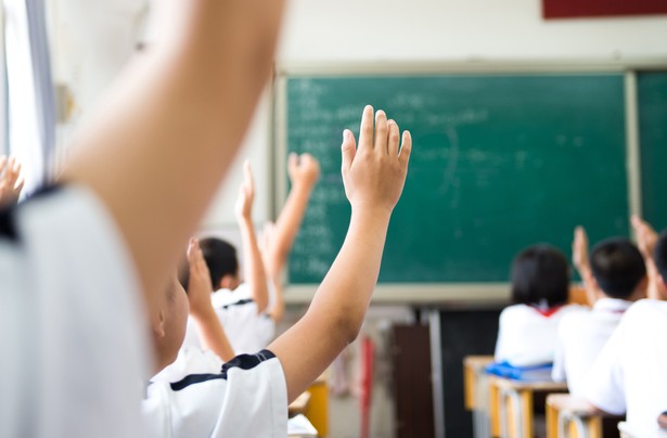 Rozpoczęliśmy dyskusję nad rozwiązaniami, które pozwolą na podniesienie prestiżu zawodu nauczyciela. Zapraszamy związki zawodowe do dialogu - informuje MEiN.