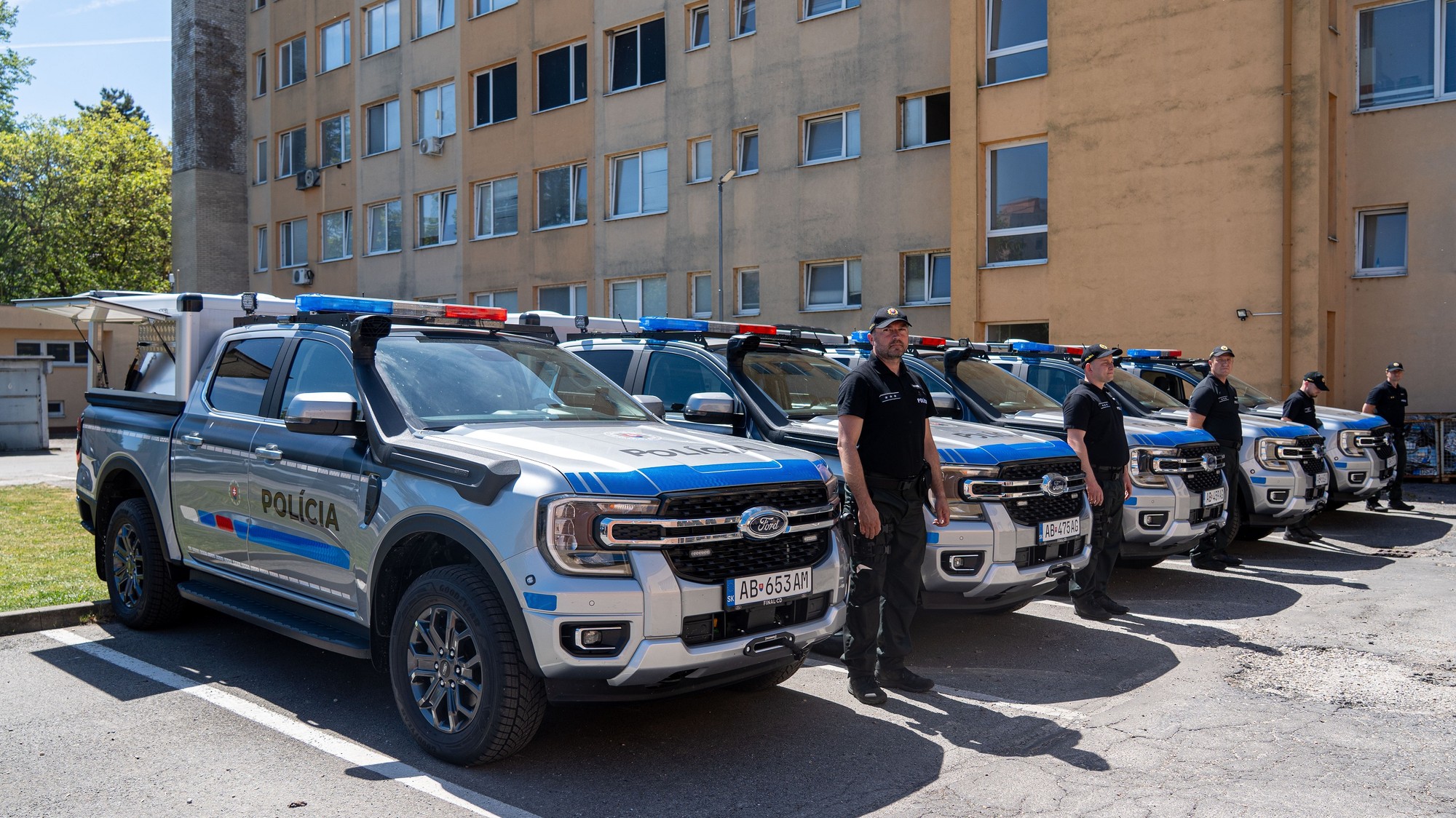 Policajné autá Ford Ranger nasadené pri ochrane vonkajšej schengenskej hranice s Ukrajinou (ilustračný snímok)