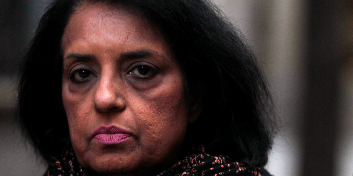 Roomy Khan, była członkini zarządu Intela, opuszcza budynek Sądu Federalnego na Manhattanie w Nowym Jorku zaraz po ogłoszeniu wyroku skazującego ją na rok więzienia. 31 stycznia 2013 r.