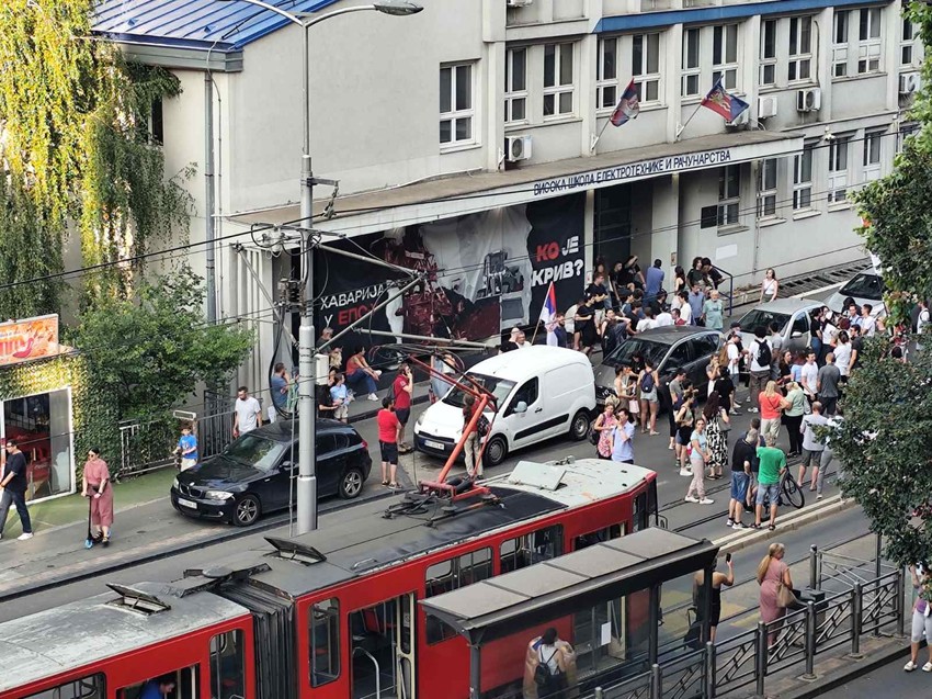 Studenti ispred zgrade Visoke škole elektrotehnike i računarstva