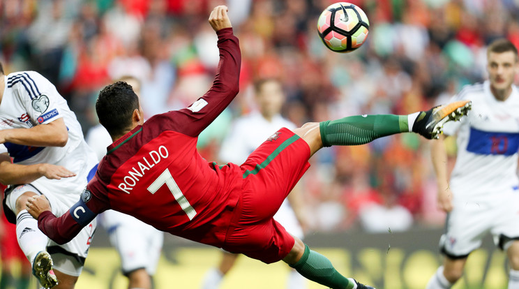 A csütörtökön a feröe­­riek
ellen három – köztük
félfordulatos, szépségdíjas –  gólt szerző Cristiano Ronaldo már 14-szer volt eredményes a mostani selejtezősorozatban /Fotó: AFP