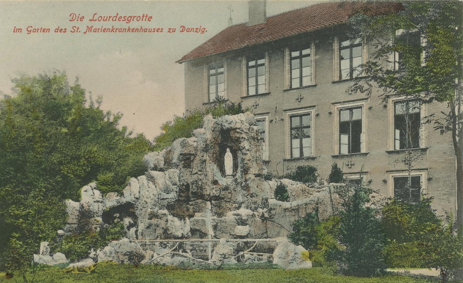 Grota z figurą NMP z Lourdes zbudowana w ogrodzie należącym do szpitala katolickiego NMP w 1910 r.