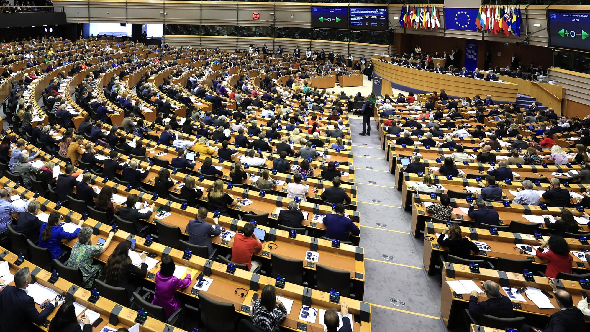 Desiatky europoslancov žiadajú mimoriadny summit a sankcie voči Izraelu.