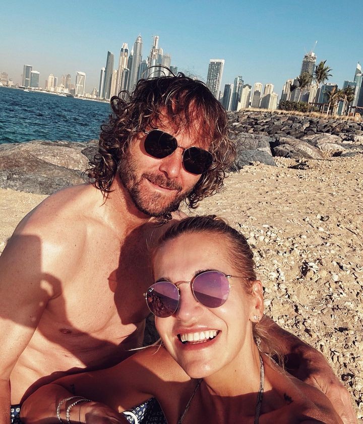 Speváčka na dovolenke s partnerom. 