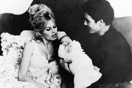 "BIO JE POPUT TUMORA KOJI ME JE IZJEDAO", ovako je glumica ANĐEOSKOG LICA pričala o SVOM SINU: On joj se pred SVADBU OSVETIO za sve, postavio joj ULTIMATUM i to ju je slomilo