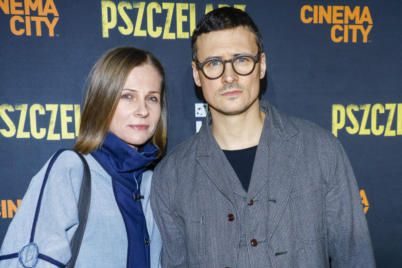 Mateusz Damięcki z żoną Pauliną Andrzejewską na premierze filmu "Pszczelarz". Para postawiła na casualowy look.