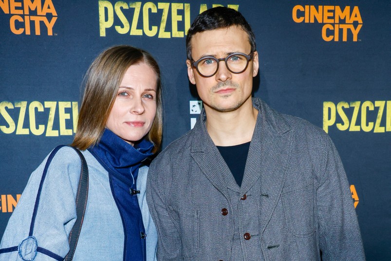 Mateusz Damięcki z żoną Pauliną Andrzejewską na premierze filmu "Pszczelarz". Para postawiła na casualowy look.