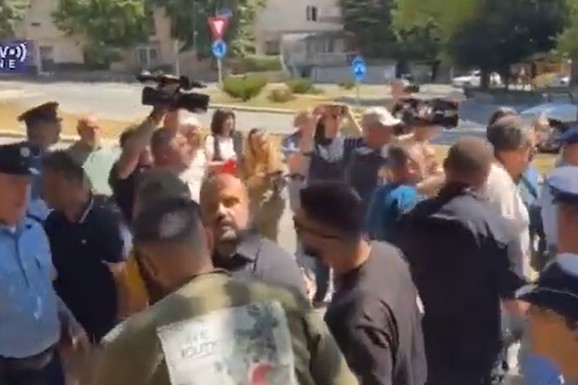 Opštinska inspekcija pokušala da ukloni znak "Volim Mitrovicu", policija privela Radojevića i Zaporožca (VIDEO)