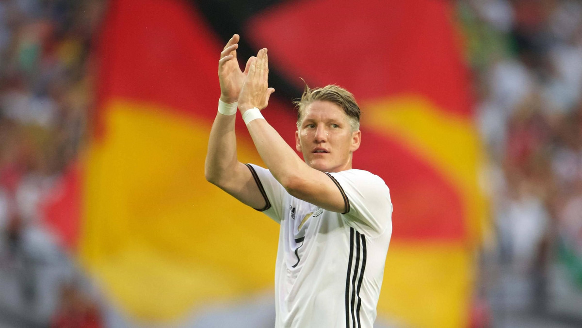 120 występów, 24 gole i... na tym koniec. Pomocnik Manchesteru United Bastian Schweinsteiger zakomunikował, że już więcej nie wystąpi w reprezentacji Niemiec. Piłkarz podziękował selekcjonerowi Joachimowi Loewowi oraz kolegom z kadry. Ostatnią wielką imprezą, na której wystąpił Schweinstegier były tegoroczne mistrzostwa Europy. Niemiecka kadra pożegnała się z turniejem w półfinale.