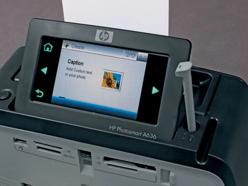 HP Photosmart A636 obsługujemy za pomocą dotykowego wyświetlacza i rysika. Sporą część wyświetlacza zajmują przyciski do nawigacji