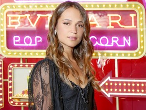 Úristen! Alicia Vikander olyan kockásra gyúrta a hasát, hogy izomlázad lesz egy hétig, ha megnézed