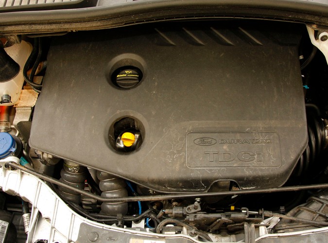 Z czym wam się kojarzą kompaktowe minivany, bo nam z nadmuchanymi autami segmentu C, które są mniej poręczne w mieście i wolniejsze na zakrętach. Po przejażdżce najnowszym fordem c-max diametralnie zmieniamy naszą opinię...