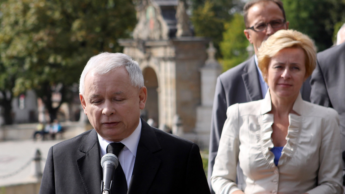 - Korespondowałem z panem Andrzejem. Jako poseł opozycji zrobiłem tyle, ile mogłem - tak o wczorajszym samopodpaleniu przed kancelarią premiera mówił Grzegorz Napieralski. Na ten temat wypowiedział się również na konferencji prasowej Jarosław Kaczyński. - Powiem tyle, życzę temu panu, aby powrócił do zdrowia i mógł powrócić do normalnego życia - stwierdził, dodając, że ta tragedia nie powinna być wykorzystywana politycznie. - Jeśli ktoś będzie próbował to robić, to będę musiał odpowiadać na pytanie szczegółowe, wolałbym tego nie czynić - podkreślił.