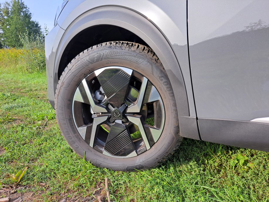 Peugeot 2008 - zawieszenie Peugeota jest dość twarde, jak na rodzinnego SUV-a. Widać zatem, że marka spod znaku lwa dba o to, by teraz zyskać sportowy wizerunek.