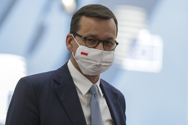 epa08556549 Poland's Prime Minister Mateusz Morawiecki arrives for the fourth day of the European Council meeting in Brussels, Belgium, 20 July 2020. European Union nations leaders meet face-to-face for a fourth day to discuss plans responding to coronavirus crisis and new long-term EU budget. EPA/STEPHANIE LECOCQ / POOL Dostawca: PAP/EPA.
