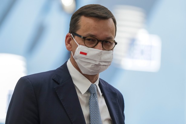 epa08556549 Poland's Prime Minister Mateusz Morawiecki arrives for the fourth day of the European Council meeting in Brussels, Belgium, 20 July 2020. European Union nations leaders meet face-to-face for a fourth day to discuss plans responding to coronavirus crisis and new long-term EU budget. EPA/STEPHANIE LECOCQ / POOL Dostawca: PAP/EPA.