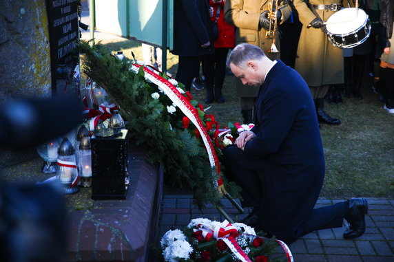 Prezydent RP Andrzej Duda złożył kwiaty przed pomnikiem gen. Emila Fieldorfa "Nila" w Sierpcu