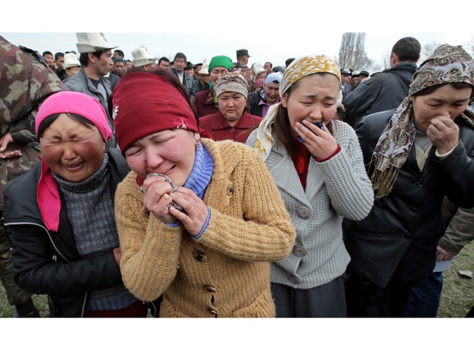 Rodziny i przyjaciele opłakują ofiary krwawych starć w Kirgistanie 10 kwietnia 2010. Zginęło kilkadziesiąt osób, ponad 1500 zostało rannych