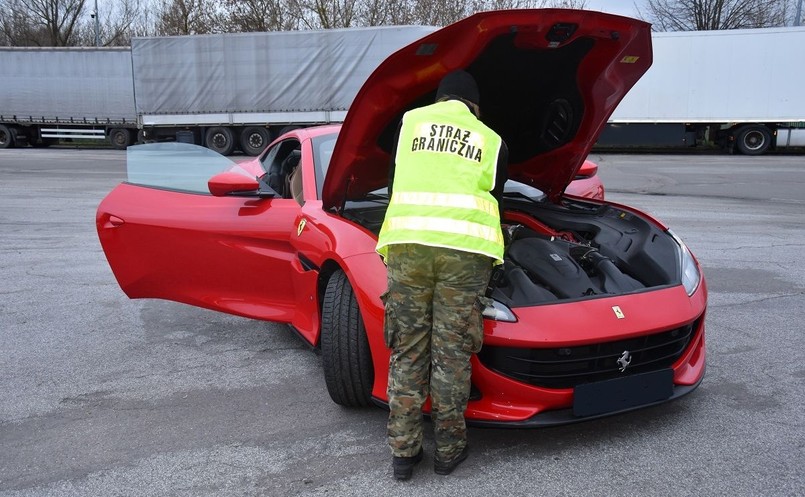 Straż Graniczna odzyskała poszukiwane Ferrari Portofino o wartości 1,2 mln zł