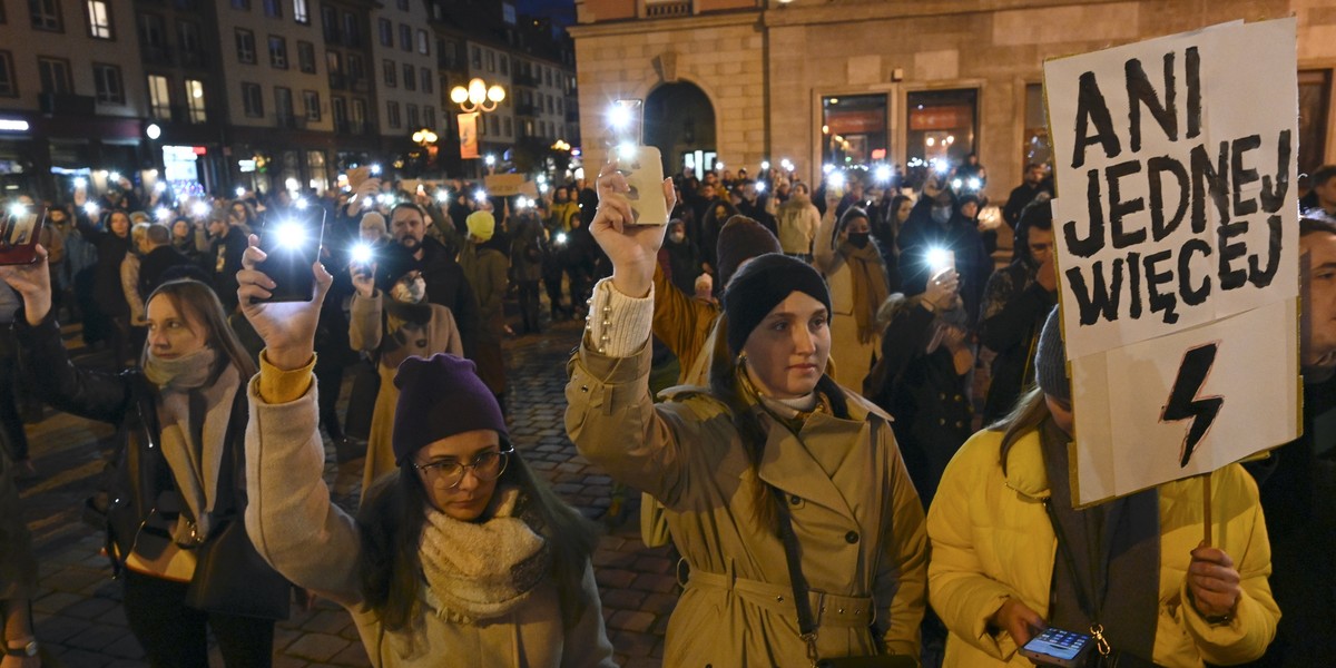 Manifestacje po śmierci Izabeli S. (†30l.).