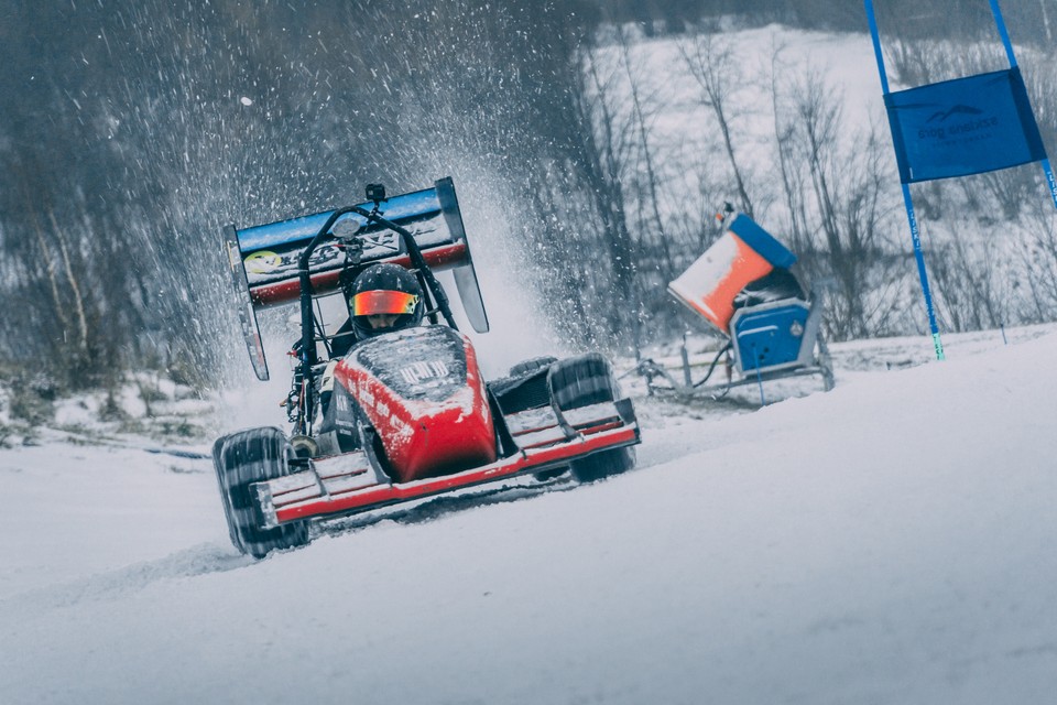 Bolid AGH Racing podczas zmagań na stoku narciarskim w Harbutowicach