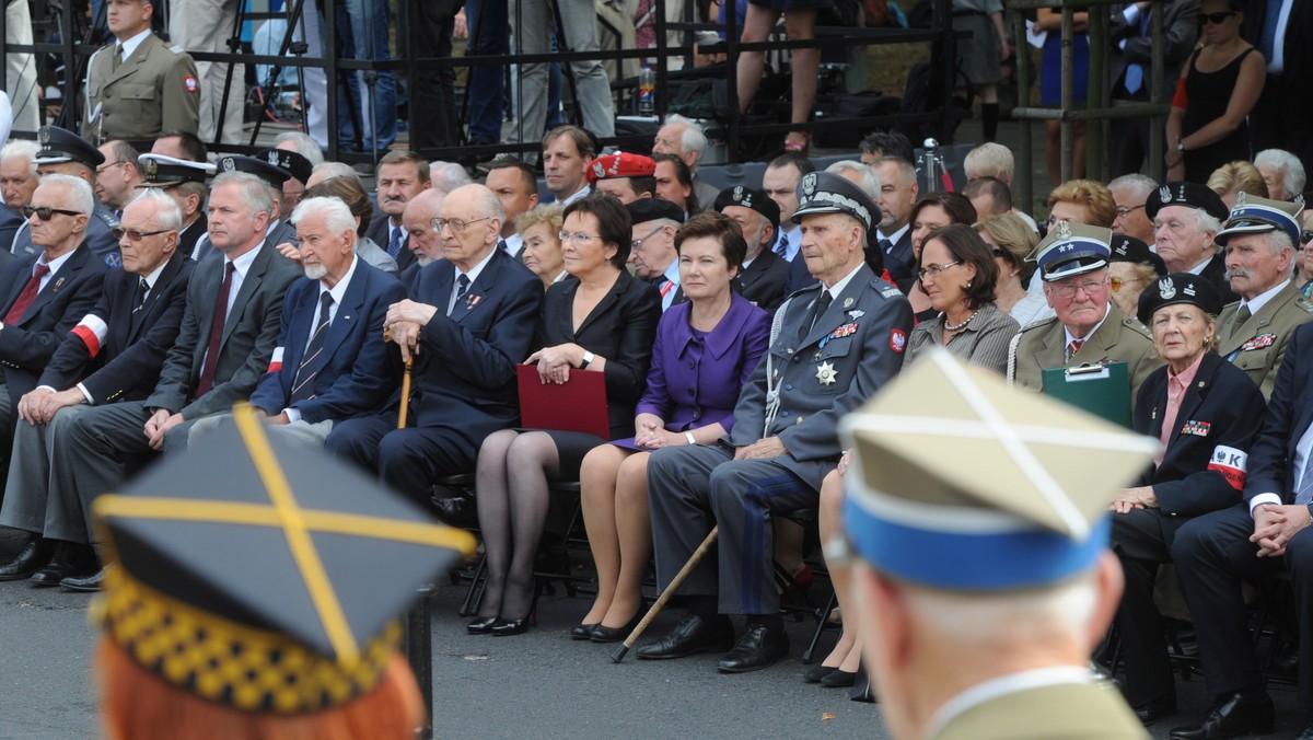 Godzina W jest najważniejsza - przypomina co roku dyrektor Muzeum Powstania Warszawskiego. W czwartek punktualnie o 17 zawyły syreny, rozdzwoniły się dzwony kościelne.