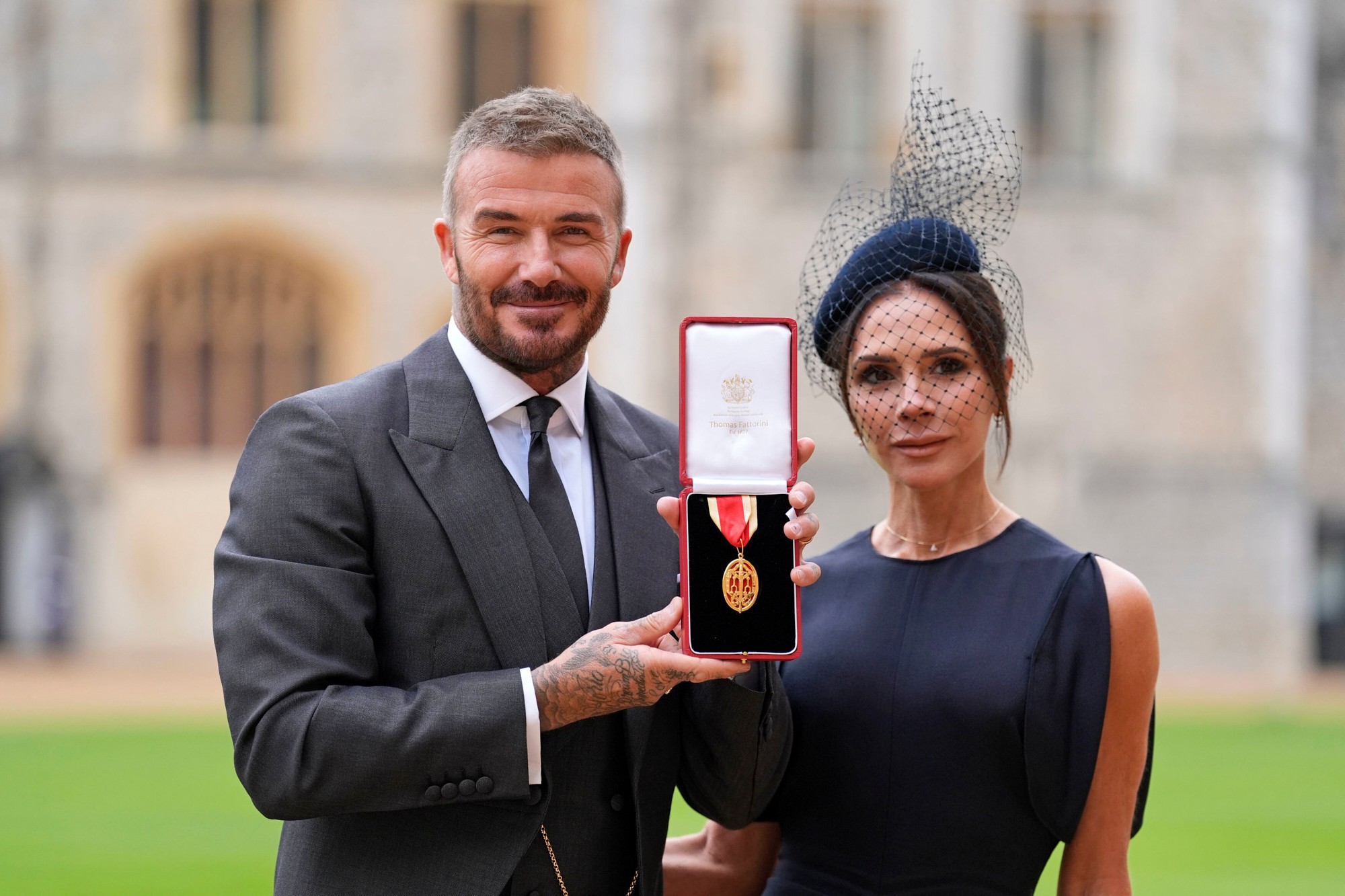 Sir David Beckham pózuje s manželkou Lady Victoriou po tom, čo ho britský kráľ Karol III. pasoval za rytiera.