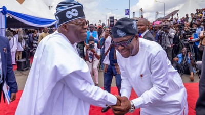 Bola Tinubu (left) shakes hands with Nyesom Wike (right) [Twitter/@officialABAT]