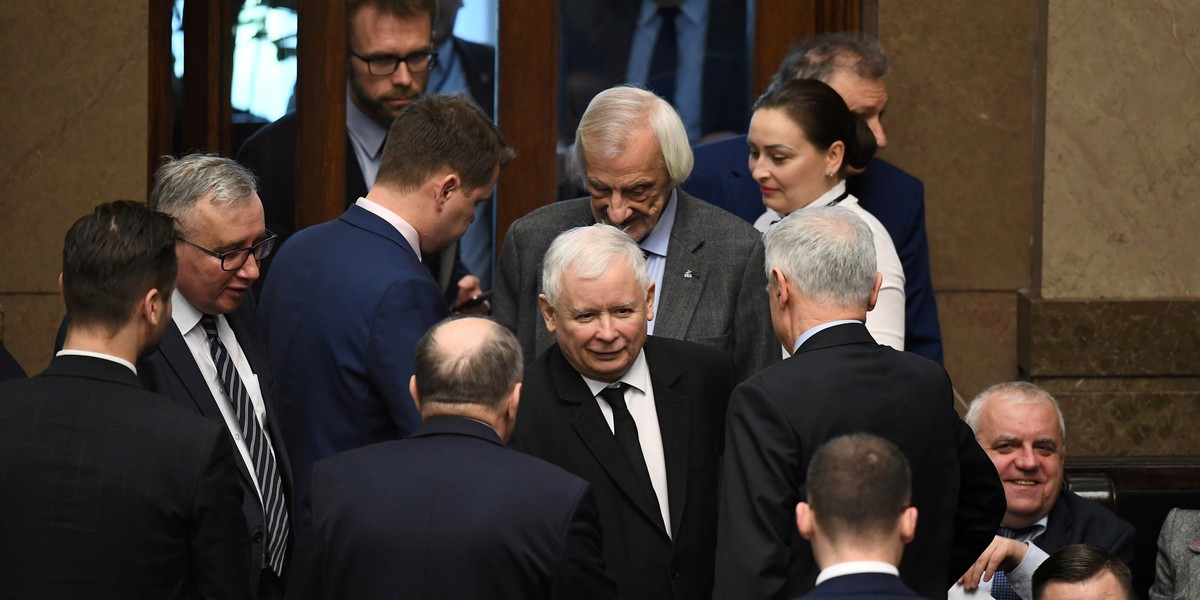 Posłowie otrzymują średnio 10 tys. zł brutto uposażenia. Do tego dochodzi dieta w wysokości 25 proc. uposażenia, która wolna jest od podatku dochodowego.