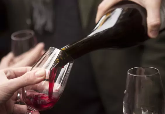 Przelewali tanie wino do butelek z francuską etykietą. 4,6 mln sztuk trafiło do sprzedaży