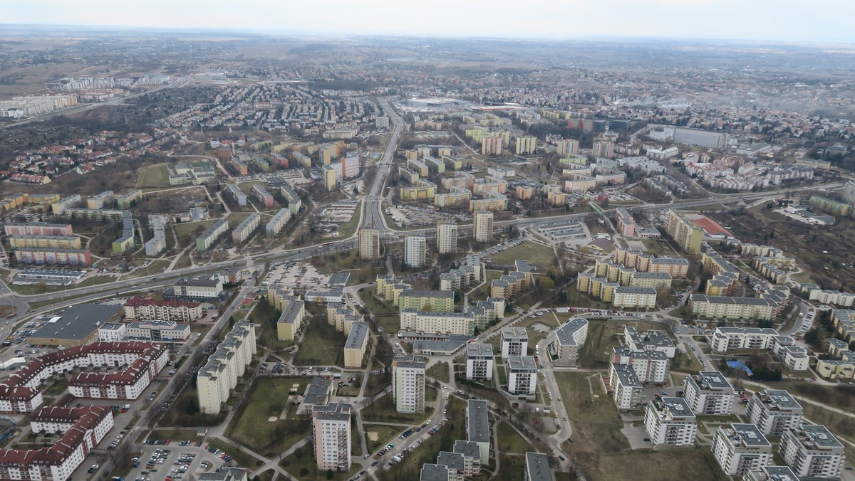 Czytelnik Onetu opisuje sytuację, jaka panuje w Świdniku, gdzie pomimo istniejącej nowej zabudowy jednorodzinnej, samorząd zmienił studium rozwoju miasta. Od niemal trzech lat wyraźnie wspiera jednego z właścicieli działki.