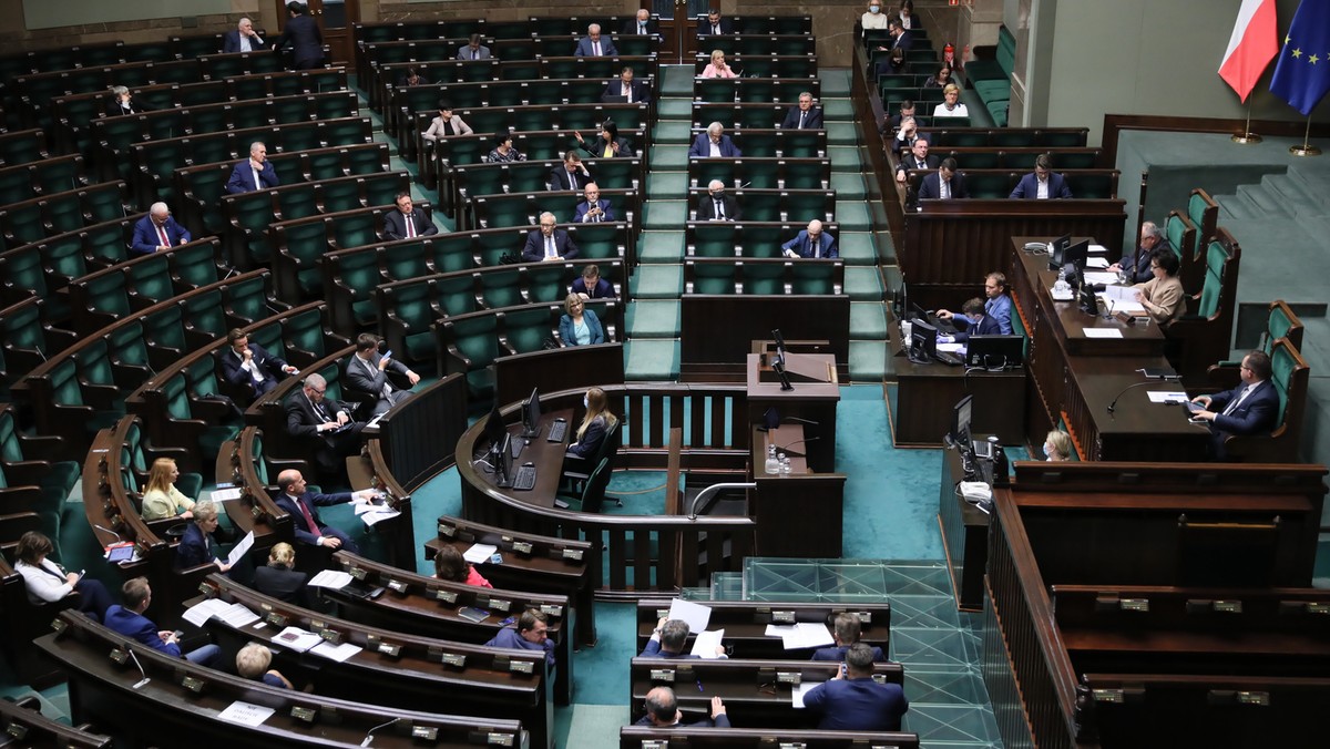 Koronawirus. Sejm przyjął ustawę o pomocy publicznej dla firm