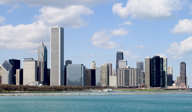 Aon Center, trzeci najwyższy wieżowiec w Chicago, znajduje się w dzielnicy zwanej The Loop, na terenie której znajduje się główne centrum finansowe miasta.