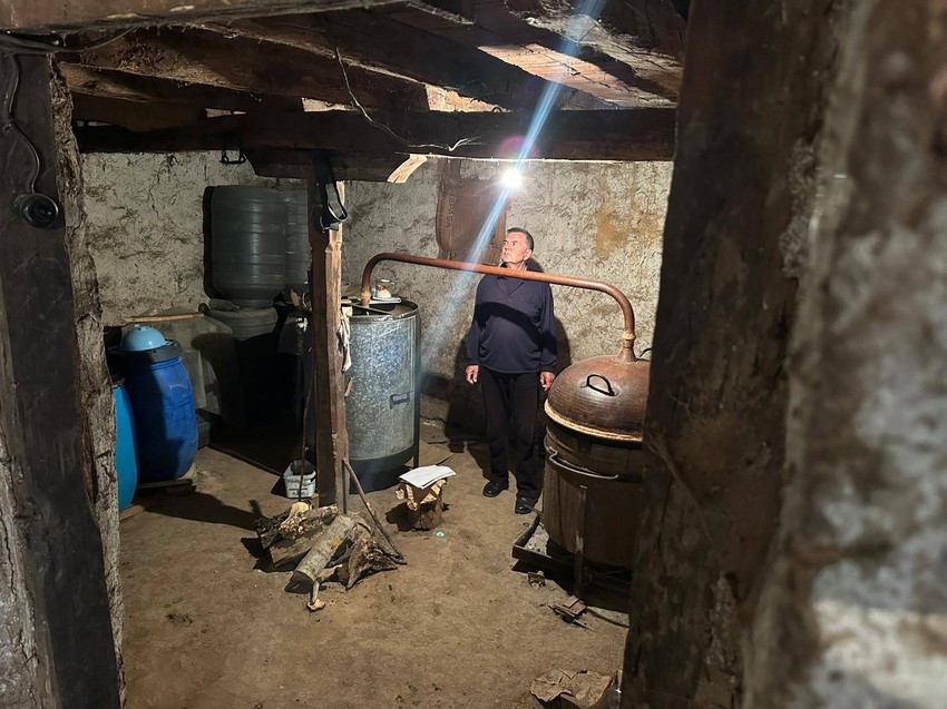 Slobodan u staroj kući u kojoj je pekao rakiju