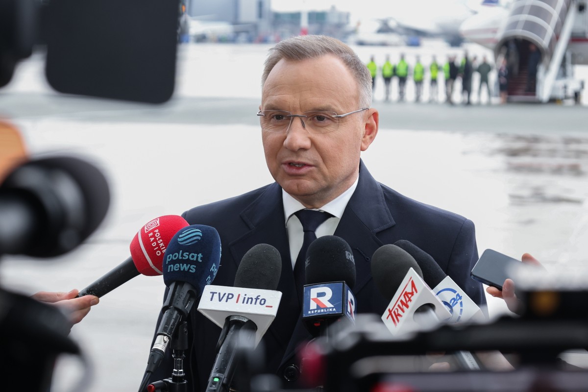 Prezydent RP Andrzej Duda podczas wypowiedzi dla mediów na lotnisku Okęcie w Warszawie przed wylotem do Rzymu.