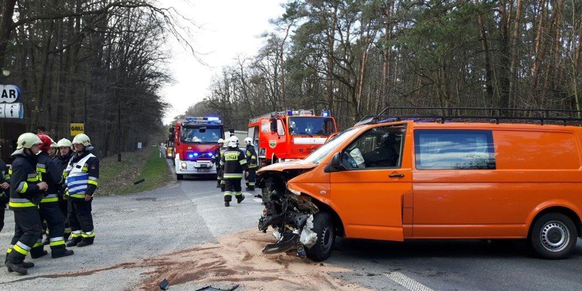 Grożny wypadek na DK 94. Transporter zderzył się z osobówką 