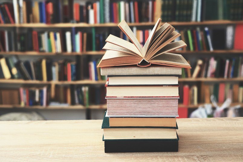 W tym arcytrudnym, ale błyskawicznym quizie z literatury trzeba uzupełnić tytuł książki. Zdobędziesz komplet punktów?