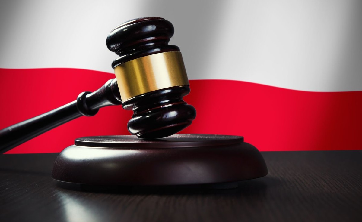 Zgodnie z art. 111 par. 1 kodeksu karnego warunkiem odpowiedzialności za czyn popełniony za granicą jest uznanie go za przestępstwo również przez ustawę obowiązującą tam, gdzie miał on miejsce