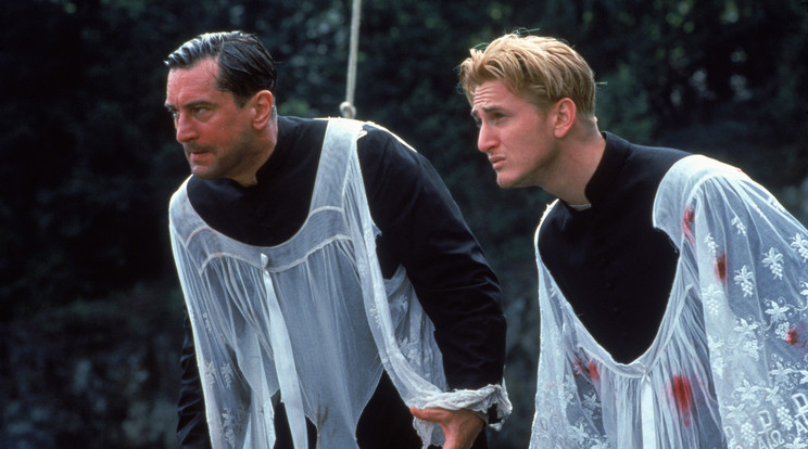 A két botcsinálta pap szerepében Robert De Niro és Sean Penn (Fotó: Duna Tv)