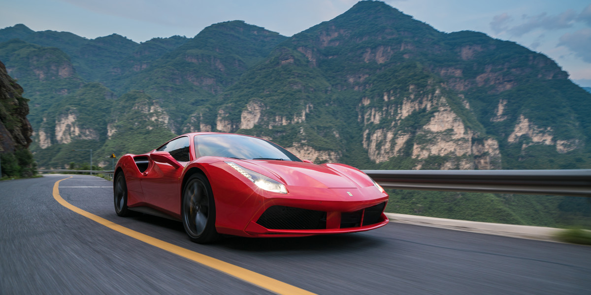 Samochody marki Ferrari rekordowo dobrze się sprzedają.