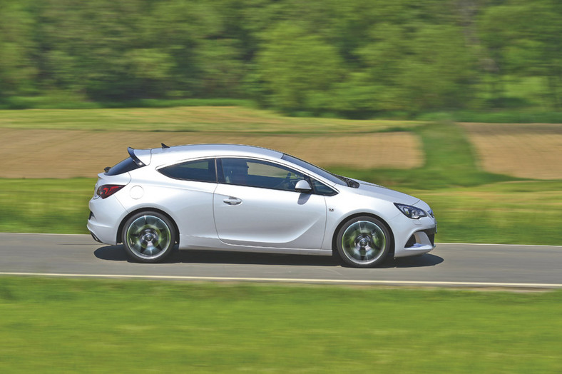 Astra OPC kontra Scirocco R: czy Opel pokona Volkswagena