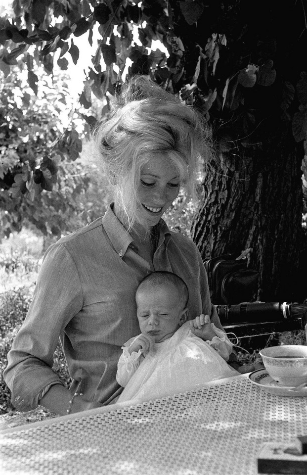 Catherine Deneuve z synem w 1963 roku